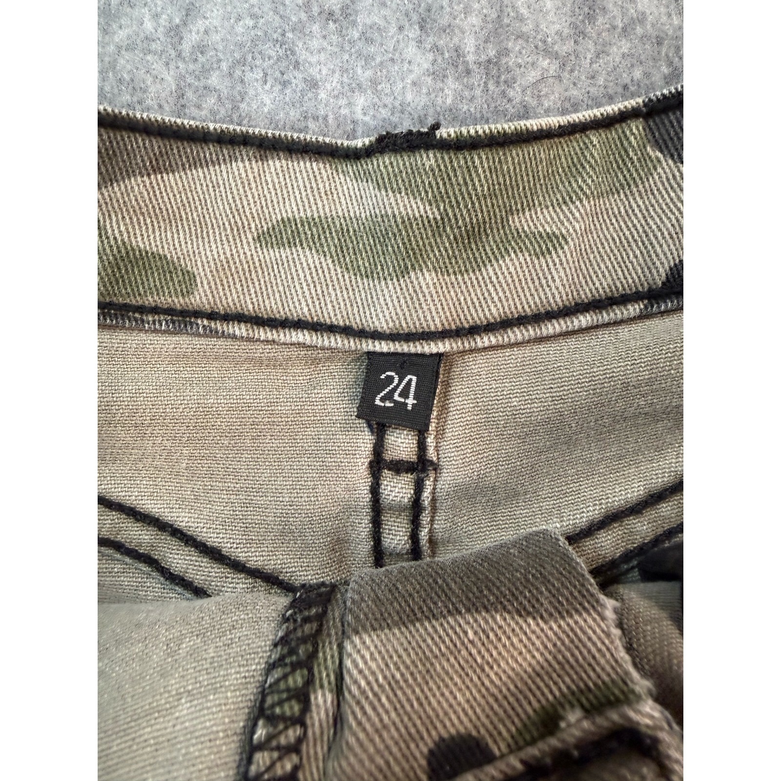 Carmar Camo Denim Mini Skirt Green Camouflage Frayed Hem Size 24 Distressed — image 2 of 6